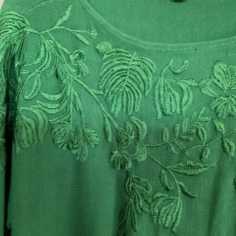 Chico’s Green Embroidered Top. Size 1 - Picture 5 of 10